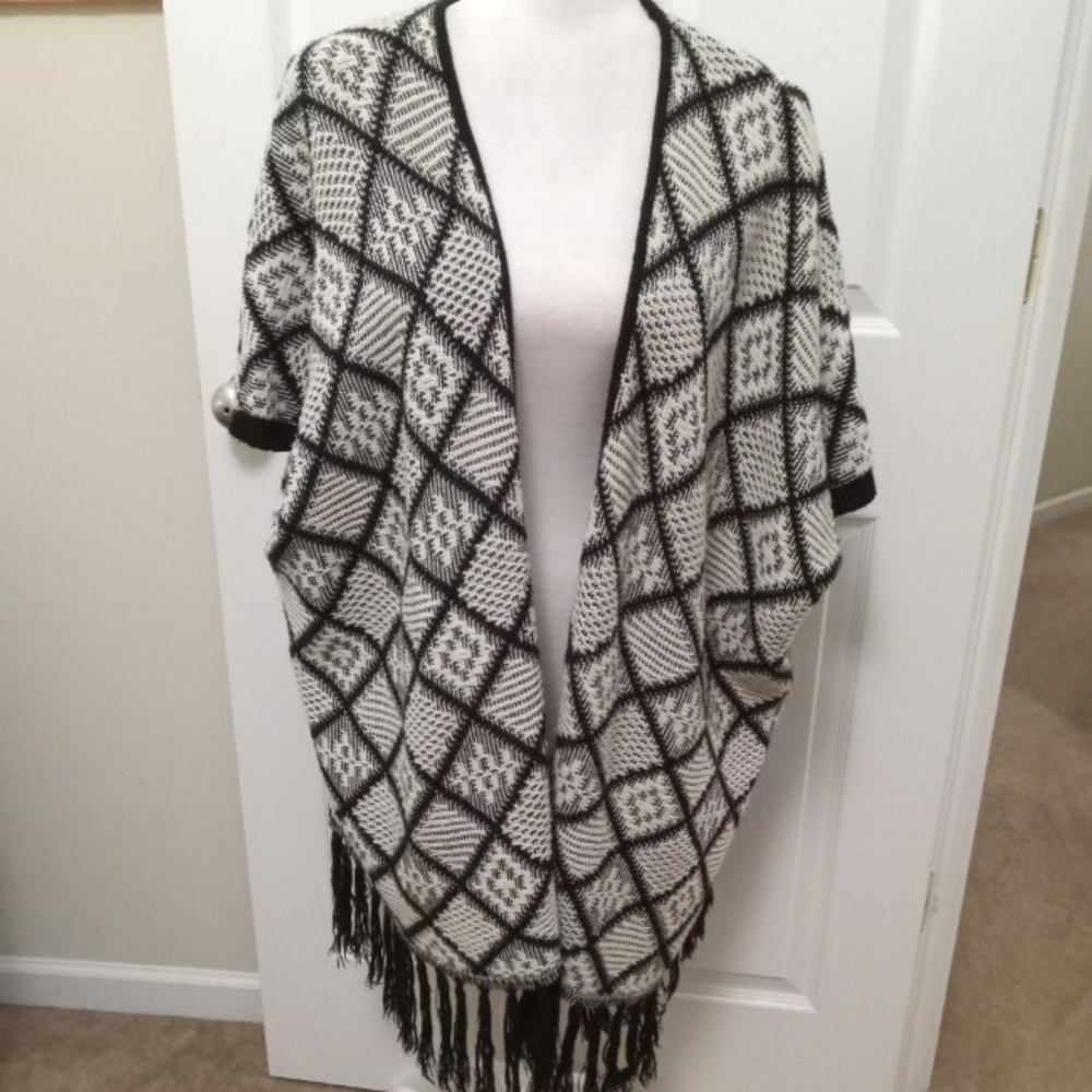 Anthropologie black and white Aztec  open kimono cardigan. Medium